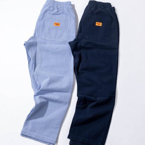 定番のシェフパンツに、春夏シーズン向けのシアサッカー生地を落とし込んだモデル。表面の凹凸によって肌離れがよく、快適な穿き心地を実現。