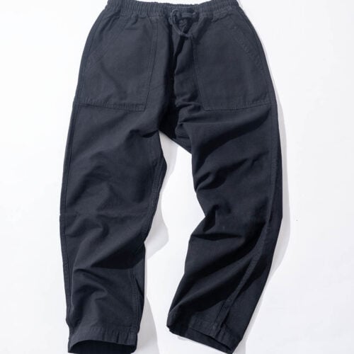 オンとオフを問わず使えるデザインや耐久性、さらに“料理”や“食文化”をキーワードにしたものづくりも魅力。先シーズンも反響を集めた同ブランドから、2026年春夏シーズンのシェフパンツ3型がHIGH! STANDARDに登場している。