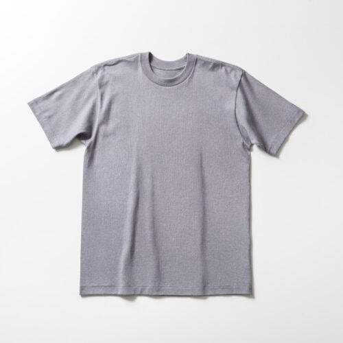 ⾝幅と袖幅にゆとりを持たせたアメリカンスタイルのシルエット。脇に縫い目の無い丸胴仕様。