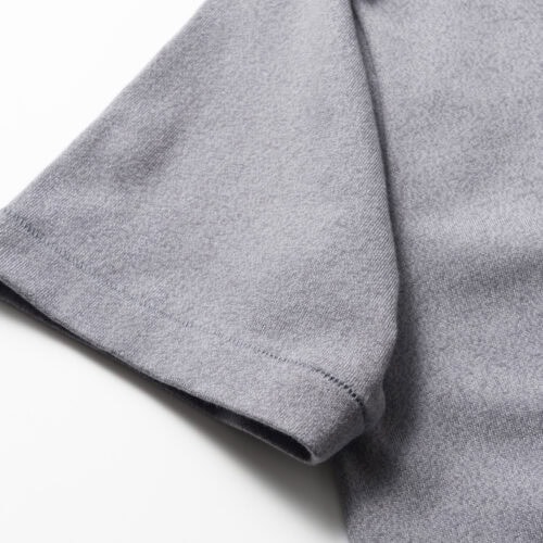 クリーンな仕上がりのブラインドステッチを袖と裾部分に採用。