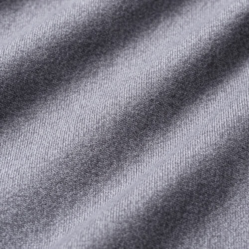 生地は3P-T（3枚入りパックTシャツ）赤ラベ ルで使用している糸を撚り杢糸にして編み立てた、厚みと柔らかさを兼ね備えた7.0オンス。ソフトな肌触りと100%コットンならではの風合い。