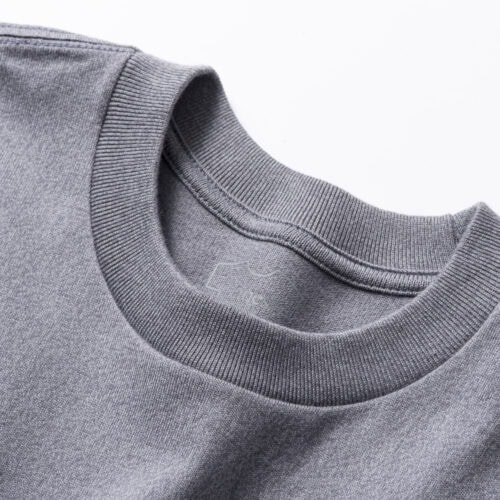 特徴的なラウンド形状のクルーネック。 首周りそしてフェイスラインを最もキレイに見せる最適な衿幅と後ろ下がり を付けることで首に快適に馴染む。