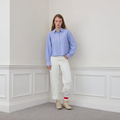 ウィメンズのウィンドプルーフショートパーカは撥水加工が施され、裾のアジャスターでシルエットの調整も可能に。ウィメンズのバギージーンズには、季節に合ったナチュラルカラーが登場。