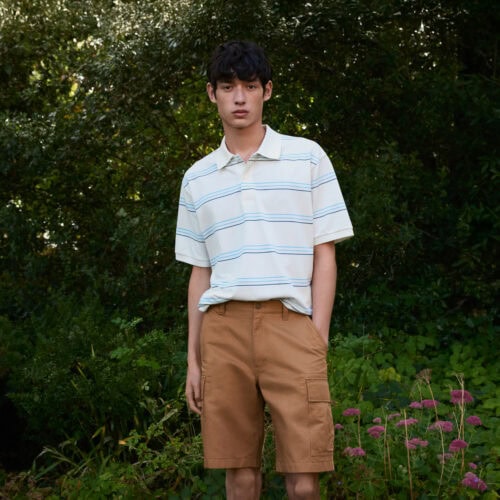 コットンリネンツイル生地を採用したメンズのカーゴショーツは、自然な風合いと軽い着心地が魅力的。ジェンダーレスで着用可能なジップアップブルゾンは、ヴィンテージのワークウェアをモチーフとしている。