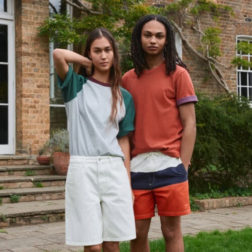 JWA ロゴがアクセントのメンズドライカノコポロは全 20 色、デザイン T シャツは全 10 色をラインナップし、スタイリングの幅を広げてくれる。