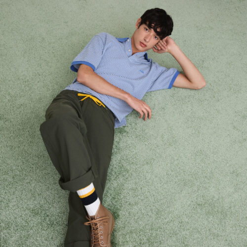 「今回のコレクションでは、英国の伝統的なプレッピースタイルに新しい解釈を加え、春夏らしい軽快さと鮮やかな色使いを表現しました。オックスフォードシャツやブルゾンなどの定番に加え、パーカやショーツといった季節感のあるアイテムを組み合わせています」