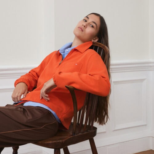 2026年春夏コレクションは、クラシックなプレッピースタイルに遊び心を加えた内容に。英国のウォータースポーツに着想を得た機能性と、軽やかな着こなしを叶えるレイヤリングスタイル、そして鮮やかなカラーアクセントが特徴となっている。