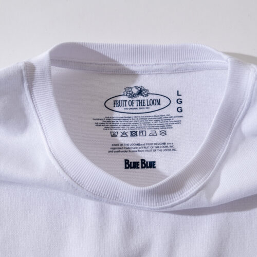 FRUIT OF THE LOOMが長年培ってきた普遍的なモノづくりを軸に、BLUE BLUEならではの服作りの視点、ロゴ表現、カラーリングを反映し、日常に自然と馴染む一着に仕上げている。