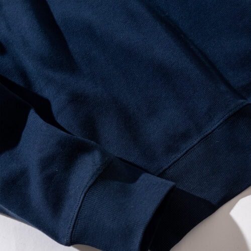 程よく薄手の生地感で、一枚着としてはもちろん、シャツやアウターのインナーとしても収まりが良く、ロングシーズン活躍する。コットン 100％素材のため、ご自宅での洗濯が可能となっている。