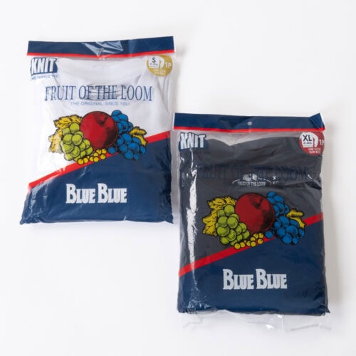 背裏には両ブランドによるオリジナルプリントを施し、パッケージにはFRUIT OF THE LOOMのアーカイブから着想を得たデザインを採用。コラボレーションならではの特別感を添えている。