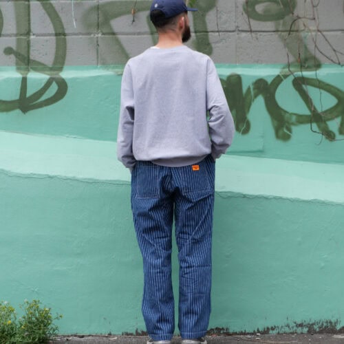 Service Worksのシェフパンツは、GOTS認証のオーガニックコットンを使用。ゆったりとしたストレートシルエットに、ウエストはドローストリング仕様。ファティーグパンツのようなフロントポケットや、バックポケットに配されたオリジナルの織りネームもポイントとなっている。