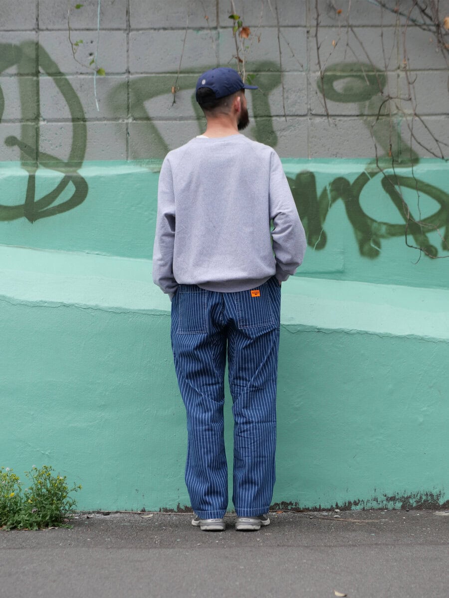 Service Worksのシェフパンツは、GOTS認証のオーガニックコットンを使用。ゆったりとしたストレートシルエットに、ウエストはドローストリング仕様。ファティーグパンツのようなフロントポケットや、バックポケットに配されたオリジナルの織りネームもポイントとなっている。