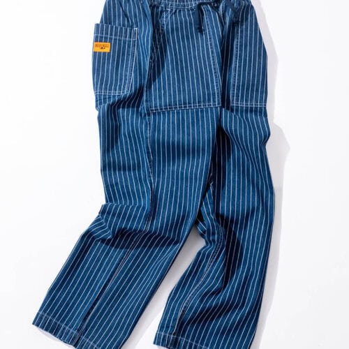 今シーズンの新作モデル。デニム素材にピンストライプを組み合わせた一本で、ライトオンスの生地による軽やかな穿き心地も魅力。