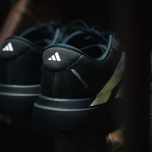 ベースモデルは「ADIZERO ADIOS PRO EVO 1」から着想を得た「ADIZERO EVO SL」。トレーニングやレースから日常使いまで対応するモデルに、アトモスならではのストリート視点を加えている。