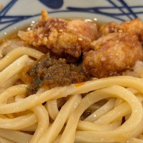 このわんぱくな一杯に合わせたいのが、無料トッピングの「しび辛ラー油」！