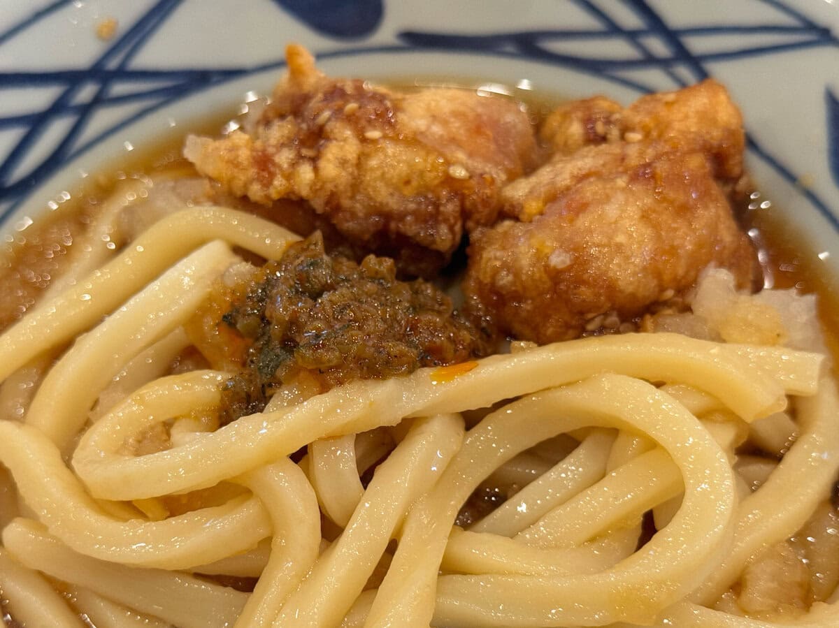 このわんぱくな一杯に合わせたいのが、無料トッピングの「しび辛ラー油」！
