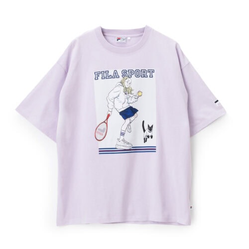 T-SHIRT COLLECTIONは、L.BLUE、LAVENDER、WHITEの3色展開。フロントにアートワークを配したデザインや、FILA SPORTのロゴとグラフィックを組み合わせたデザインなど、コラボならではのポップな表情が魅力となっている。