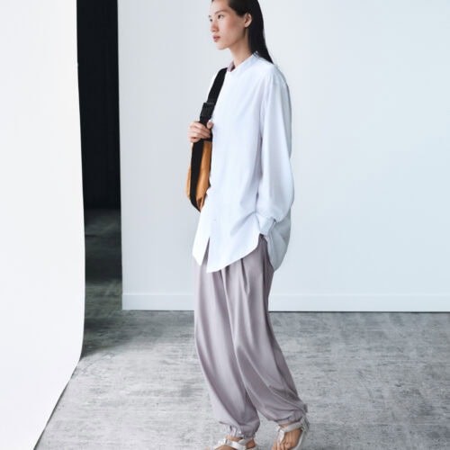 シルエットと素材のバランスを見直すことで定番のボトムスを現代的にアップデート。カーゴパンツは緩やかなカーブラインとワイドシルエットを採用し、立体的な表情を引き立てている。