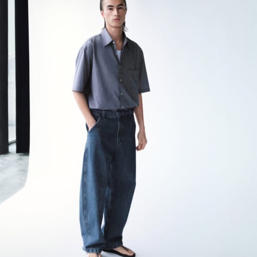 ヴィンテージライクな色合いのジーンズには、メタルアイレット付きのベルトを合わせて、Uniqlo U らしい着こなしに。