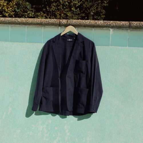 今シーズンは、軽やかで清涼感のある素材や機能性素材を採用し、ブラウンやインディゴをポイントカラーとして使用。快適さと遊び心を兼ね備えた、新たなサマースタイルの提案となっている。