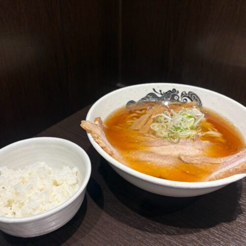 食堂はせ川　大判チャーシュー醤油らーめん、ライス