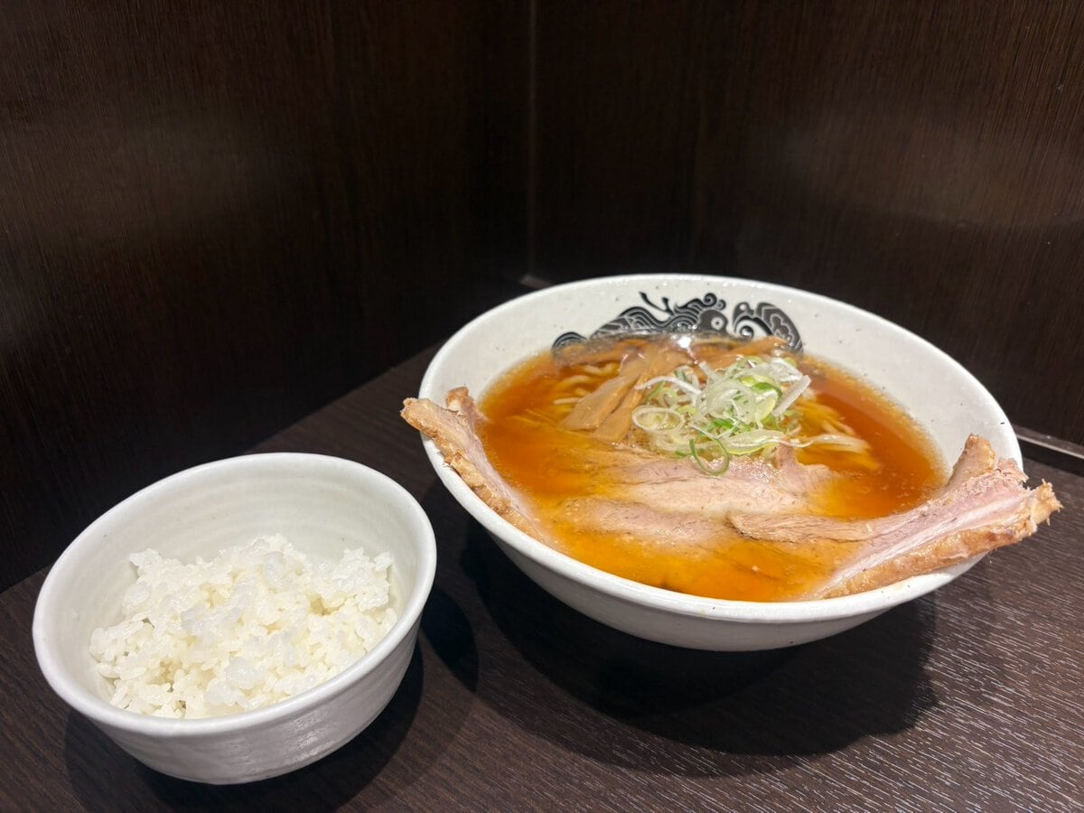 食堂はせ川　大判チャーシュー醤油らーめん、ライス