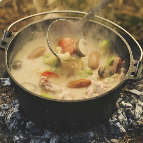 冬の主役は焚き火料理。あつあつシチューで体を温める