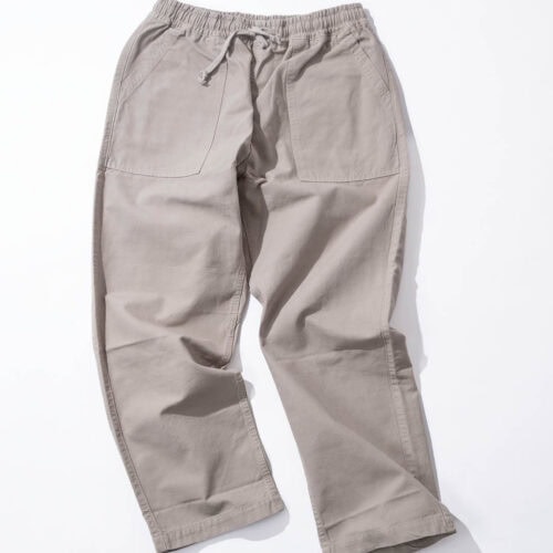 ブランドを象徴する定番モデル。11ozのキャンバス生地を採用し、適度なハリと立体感が特徴に。コットン100％で仕上げられており、穿き込むほどに風合いの変化も楽しめる。