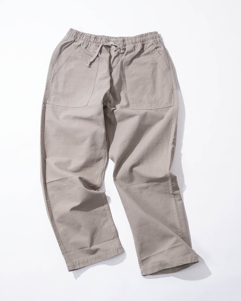 ブランドを象徴する定番モデル。11ozのキャンバス生地を採用し、適度なハリと立体感が特徴に。コットン100％で仕上げられており、穿き込むほどに風合いの変化も楽しめる。