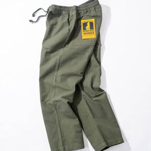 ジャストレングスですっきり穿くのはもちろん、少し腰を落としたルーズなスタイルにも対応。初めてService Worksを選ぶ人にも取り入れやすい一本となっている。