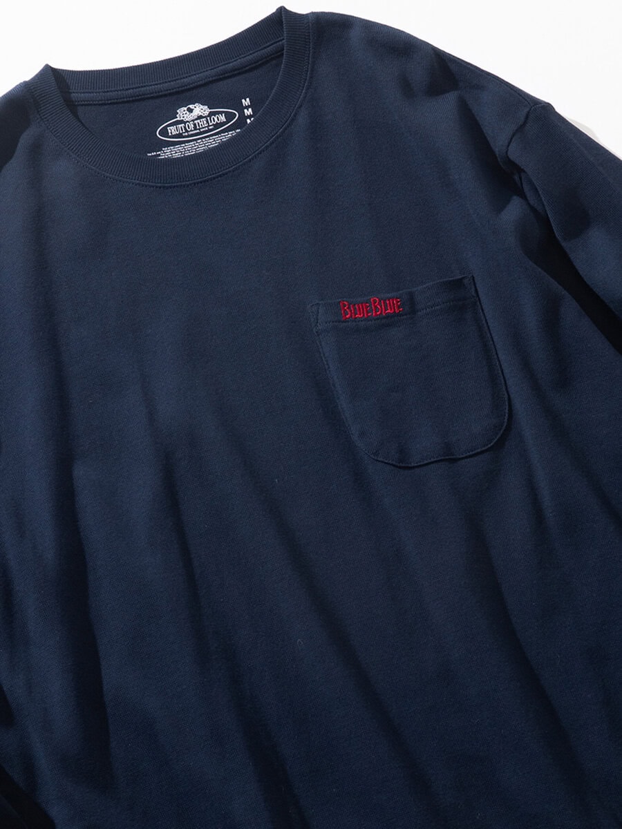 胸ポケットにはBLUE BLUEのロゴ刺繍を配し、ミニマルなデザインの中にさりげないアクセントに。カラーは清涼感のあるホワイトと、落ち着きのあるネイビーの2色展開。