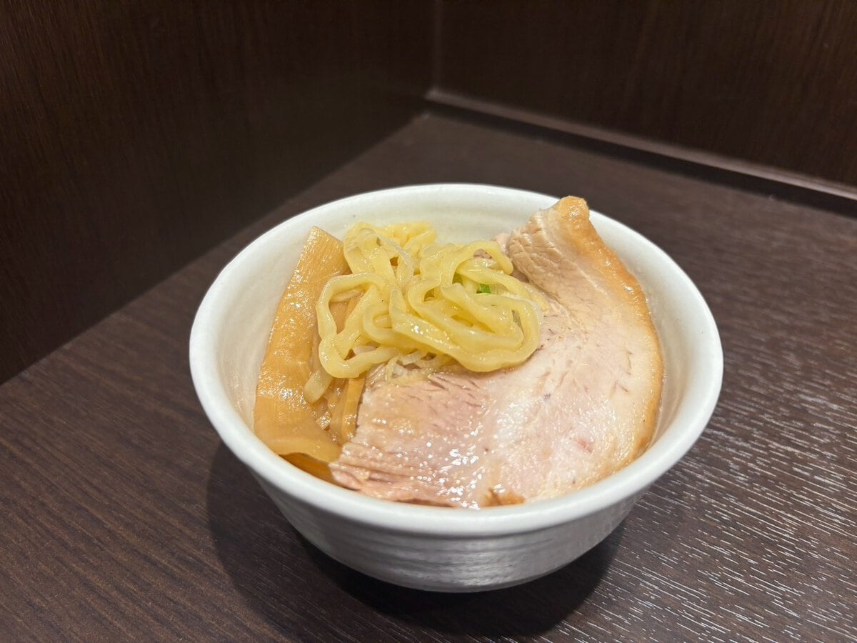 食堂はせ川　大判チャーシュー醤油らーめん、ライス