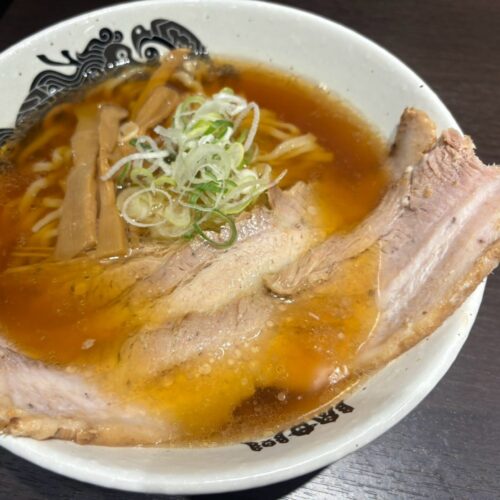 【東京駅で食える奇跡】行列必至の“喜多方ラーメンの異端児”が限定降臨!「食堂はせ川」の大判チャーシュー&東京限定麺を実食レポ