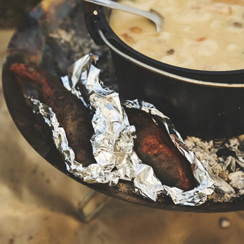 冬の主役は焚き火料理。あつあつシチューで体を温める