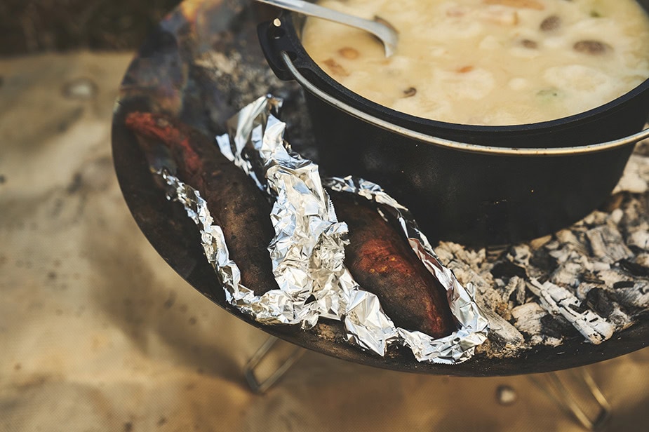 冬の主役は焚き火料理。あつあつシチューで体を温める