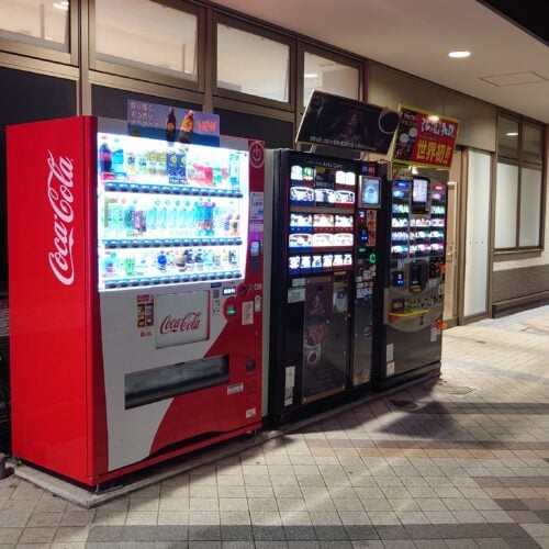 自販機があるPAも多いが、これは必須の設備ではない。