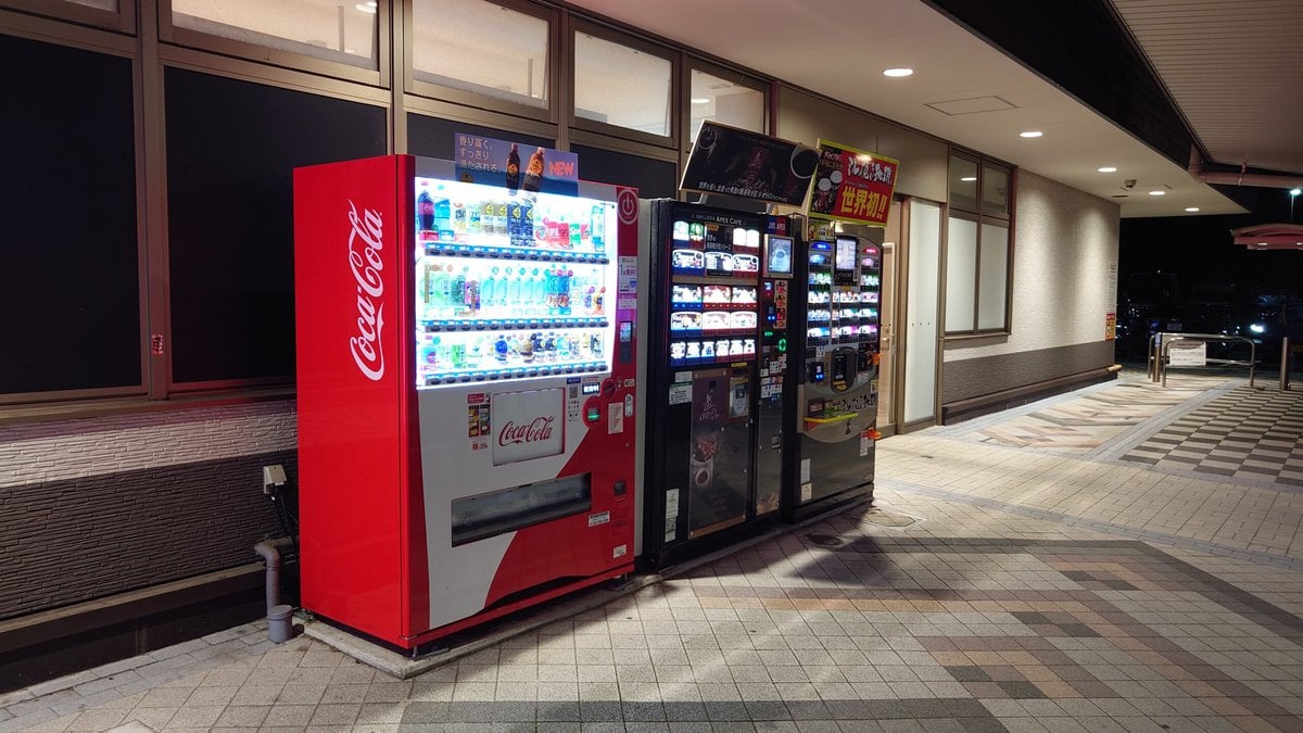 自販機があるPAも多いが、これは必須の設備ではない。