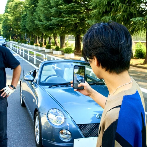 自身の愛車を写真に収める武田祐介