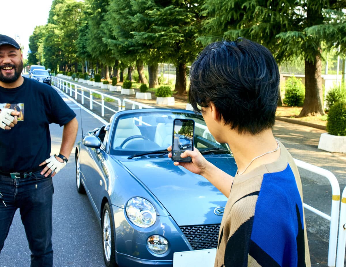 自身の愛車を写真に収める武田祐介