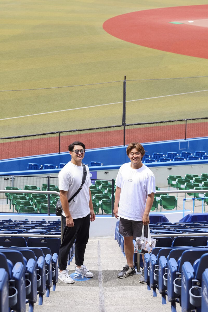 「プロ野球選手の“バッグの中身”を調査」千葉ロッテマリーンズ佐藤都志也＆鈴木昭汰はマリンに来る際、何を着て何を持ってるの？