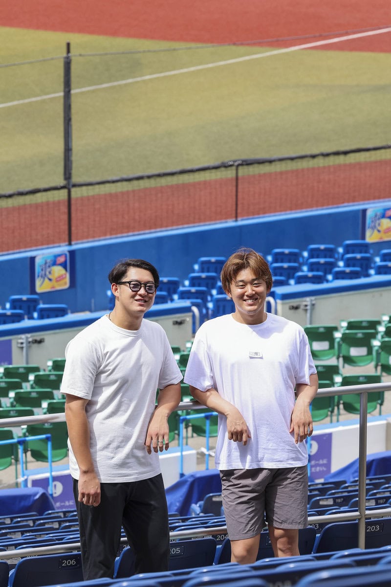 千葉ロッテマリーンズの佐藤都志也選手（写真左）と鈴木昭汰選手