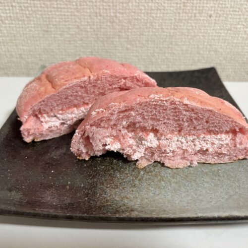 ファミリーマート「ファミマのいちご狩り®」　いちご果肉入りホイップのメロンパン