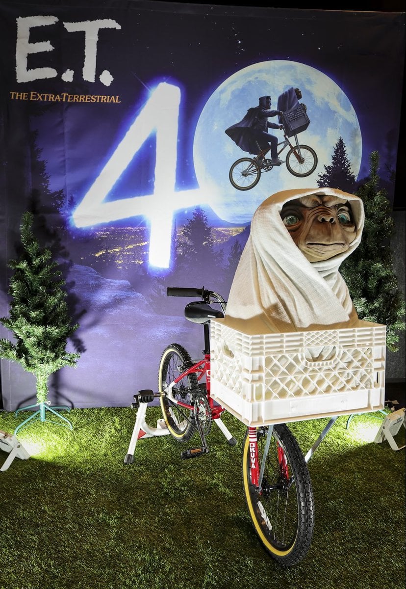 『E.T.』ファンが映画館に集結！ アースデイ特別上映で発表された復刻版BMX〈E.T.40〉に大興奮
