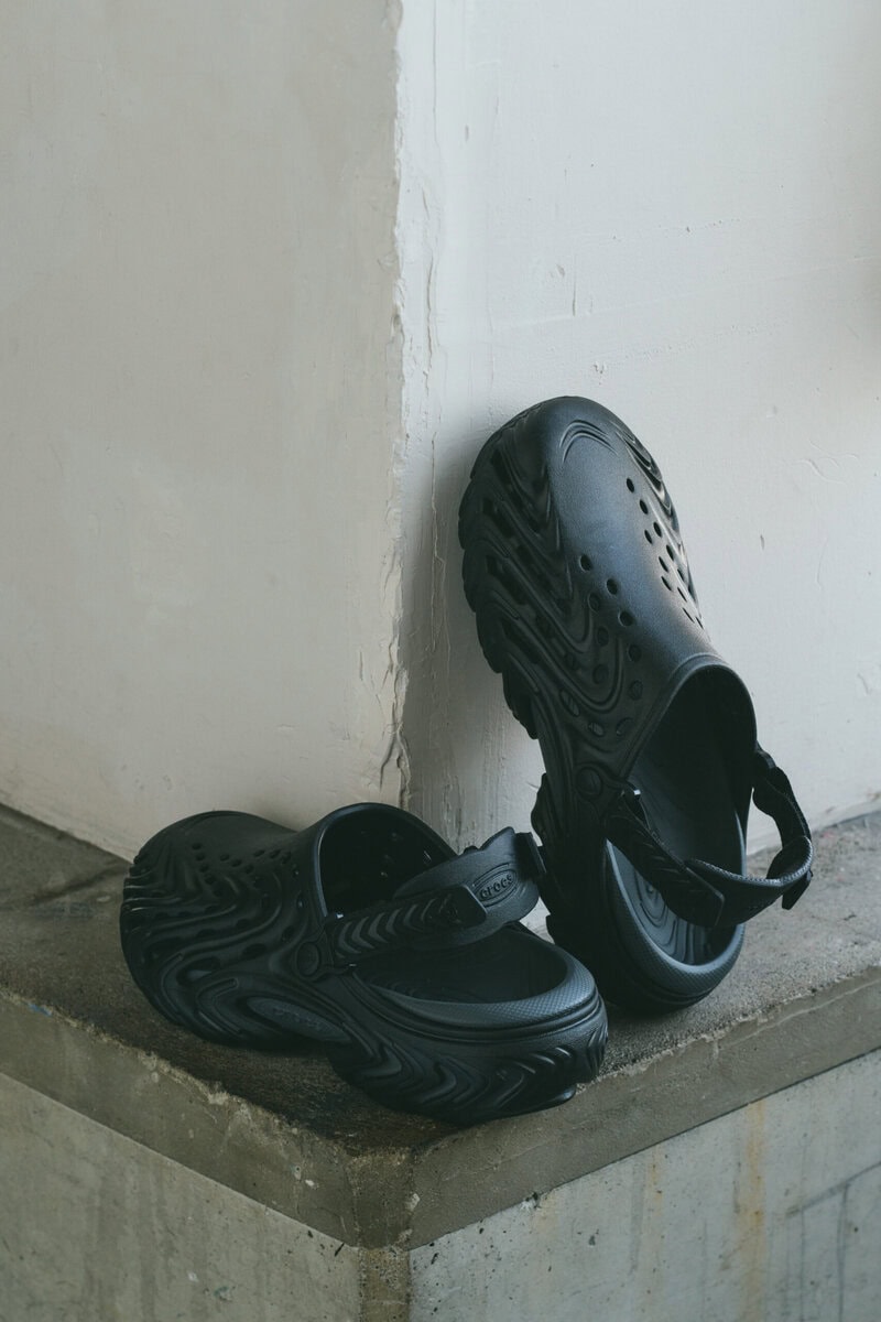 無骨さと近未来感が交差するcrocs(クロックス)の「Echo II Chrome」