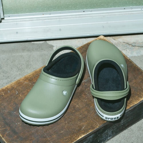 軽やかな抜け感で洒落るcrocs(クロックス)の「Crocband Club」
