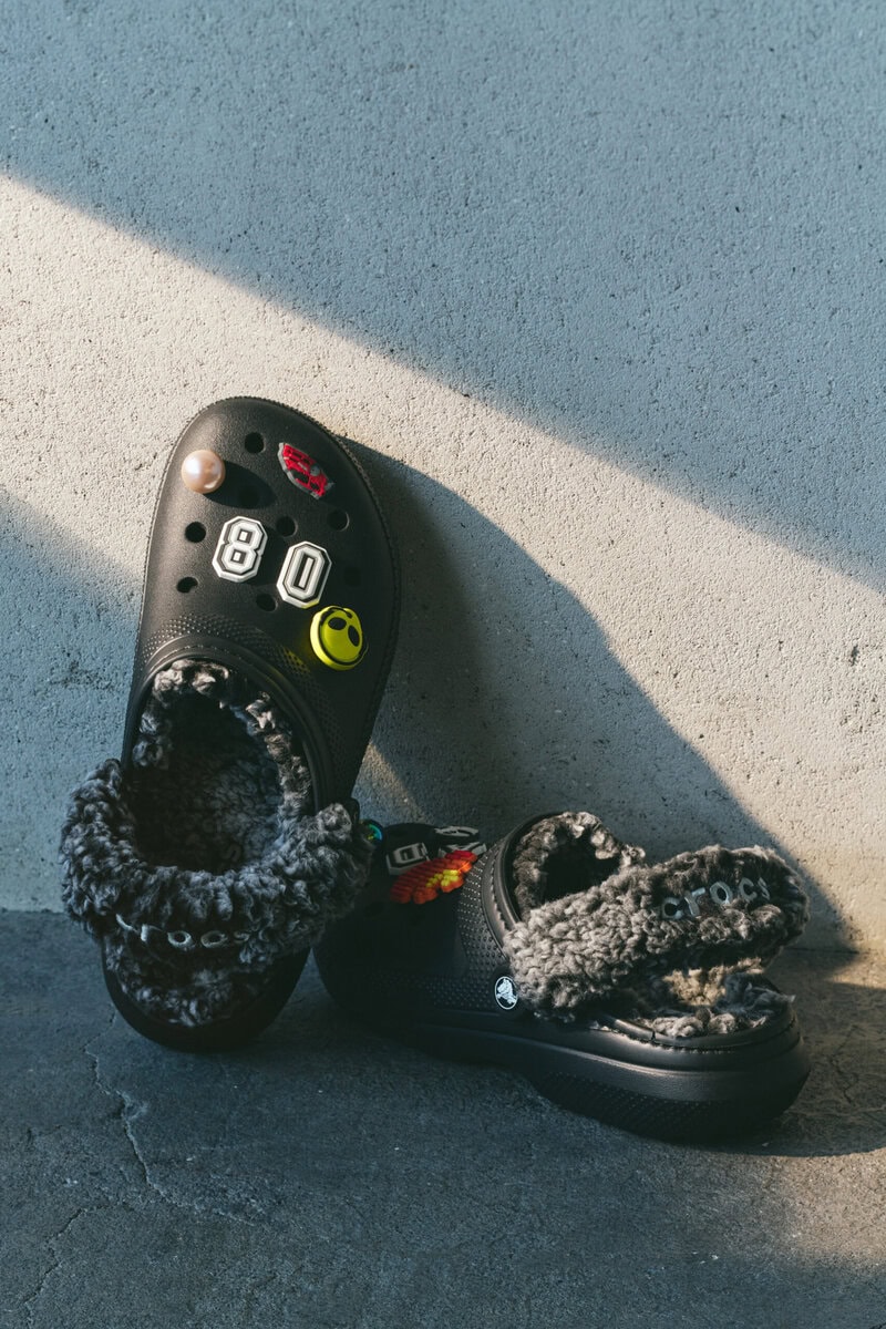 足元からシーズンムードを高めるcrocs(クロックス)の「Classic Fleece Lined Clog」