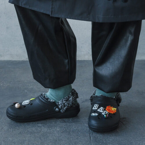 足元からシーズンムードを高めるcrocs(クロックス)の「Classic Fleece Lined Clog」