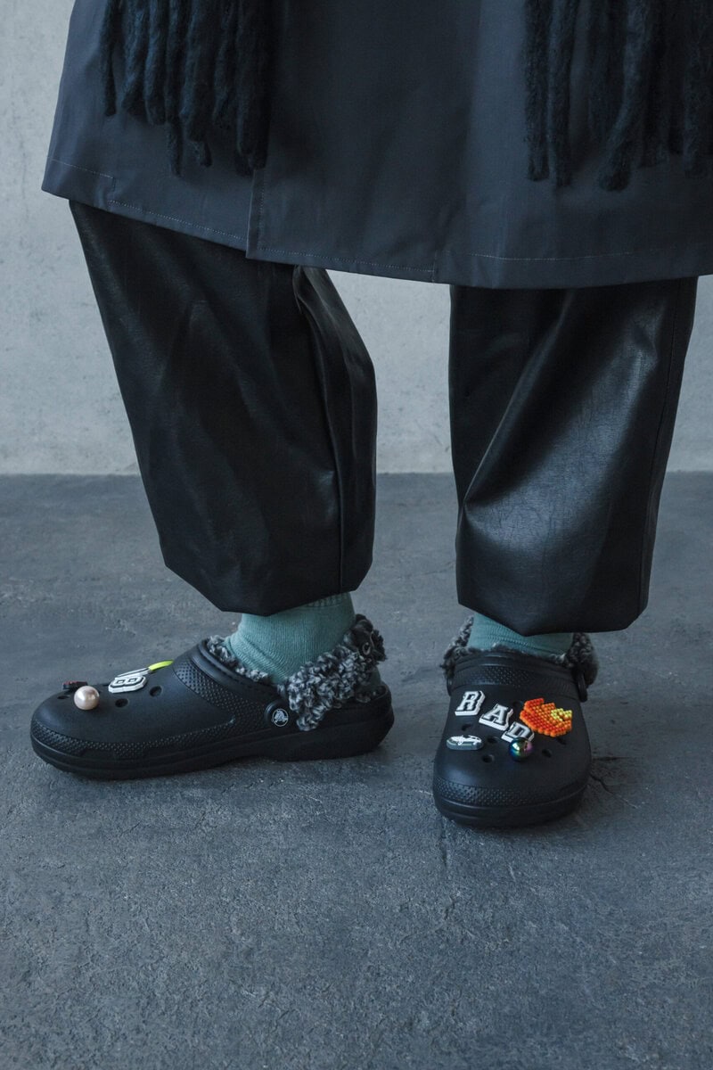 足元からシーズンムードを高めるcrocs（クロックス）の「Classic Fleece Lined Clog」