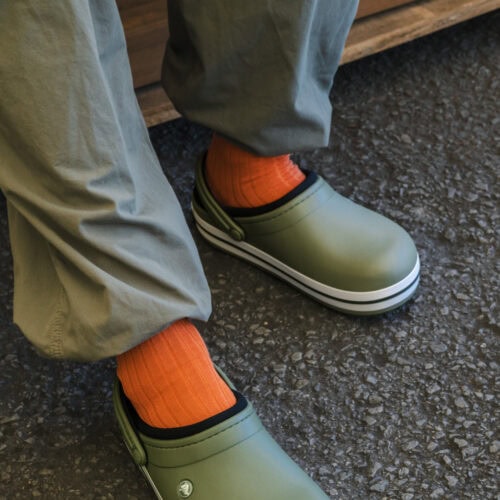軽やかな抜け感で洒落るcrocs(クロックス)の「Crocband Club」