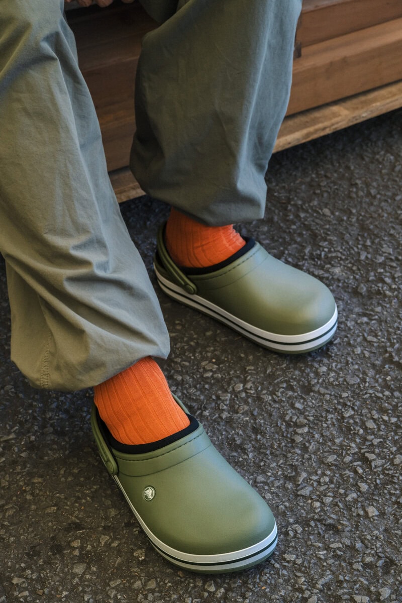 軽やかな抜け感で洒落るcrocs（クロックス）の「Crocband Club」